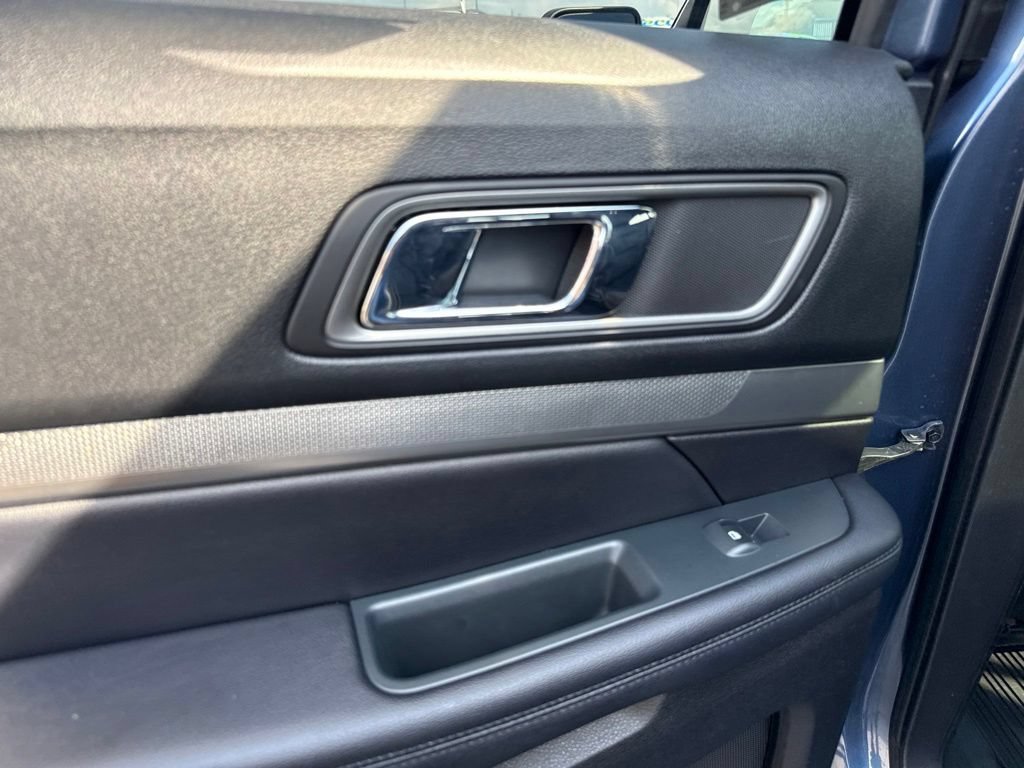 Used 2019 Ford Explorer XLT w/ Equipment Group 202A AWD/4WD image 33