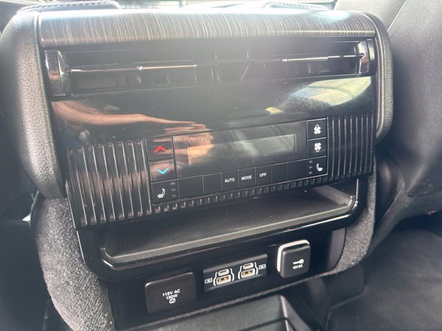 Used 2024 Jeep Wagoneer L Series II AWD/4WD image 16