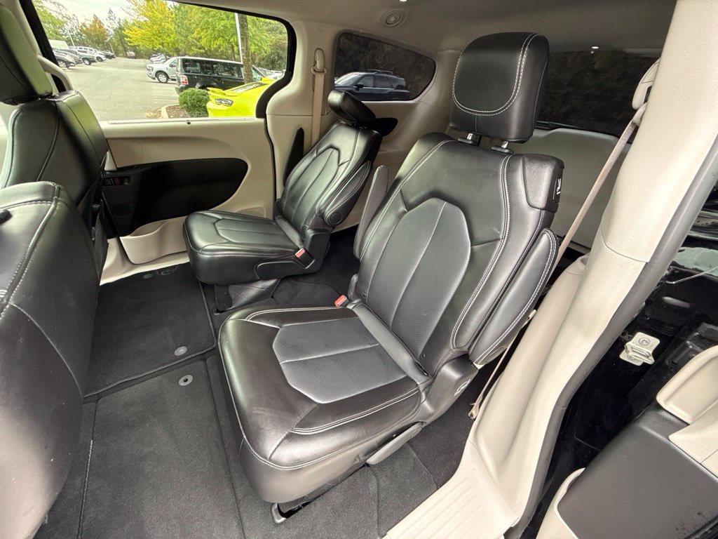 Used 2024 Chrysler Pacifica Touring-L FWD image 31