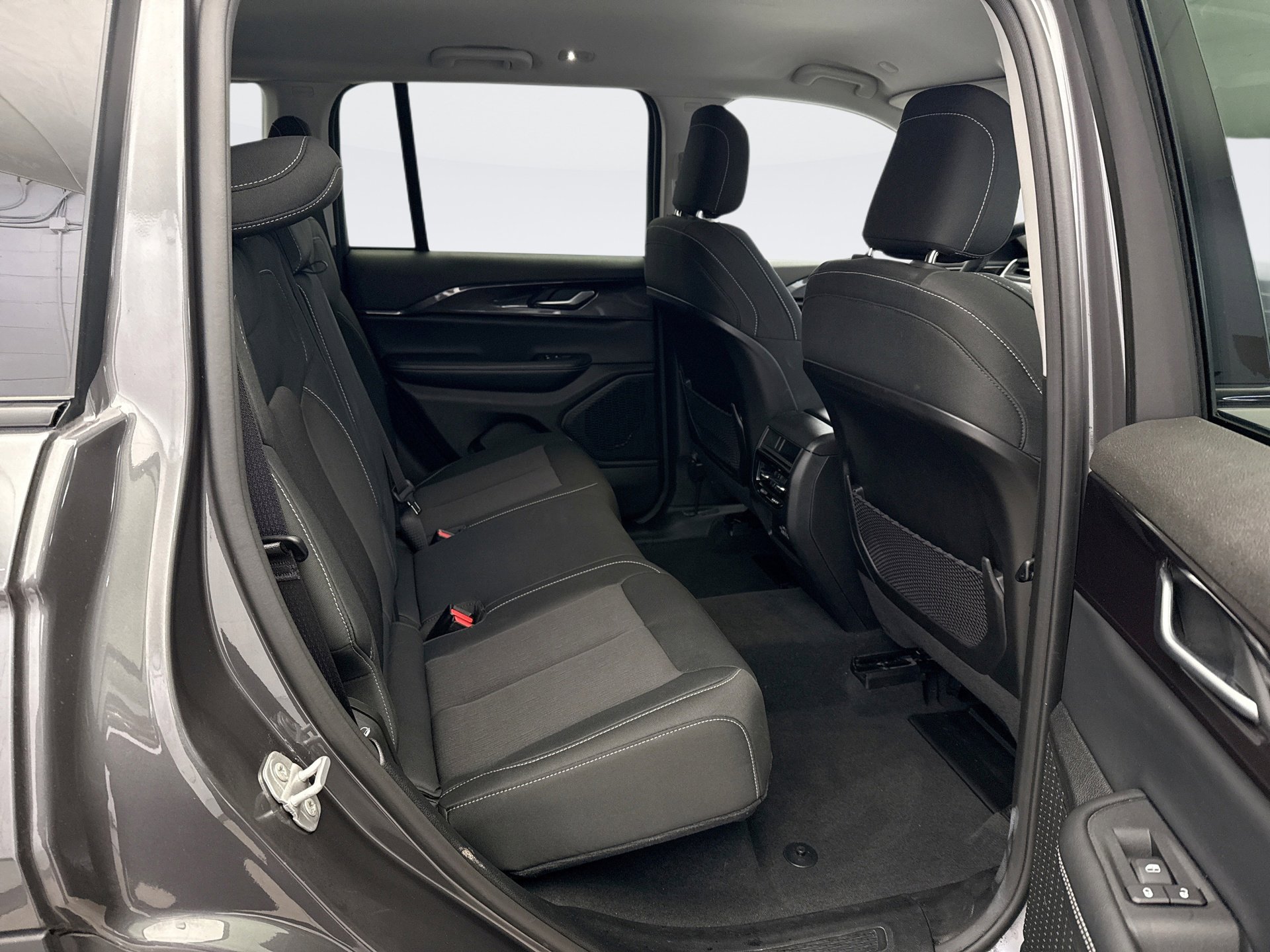 Used 2023 Jeep Grand Cherokee Laredo image 18