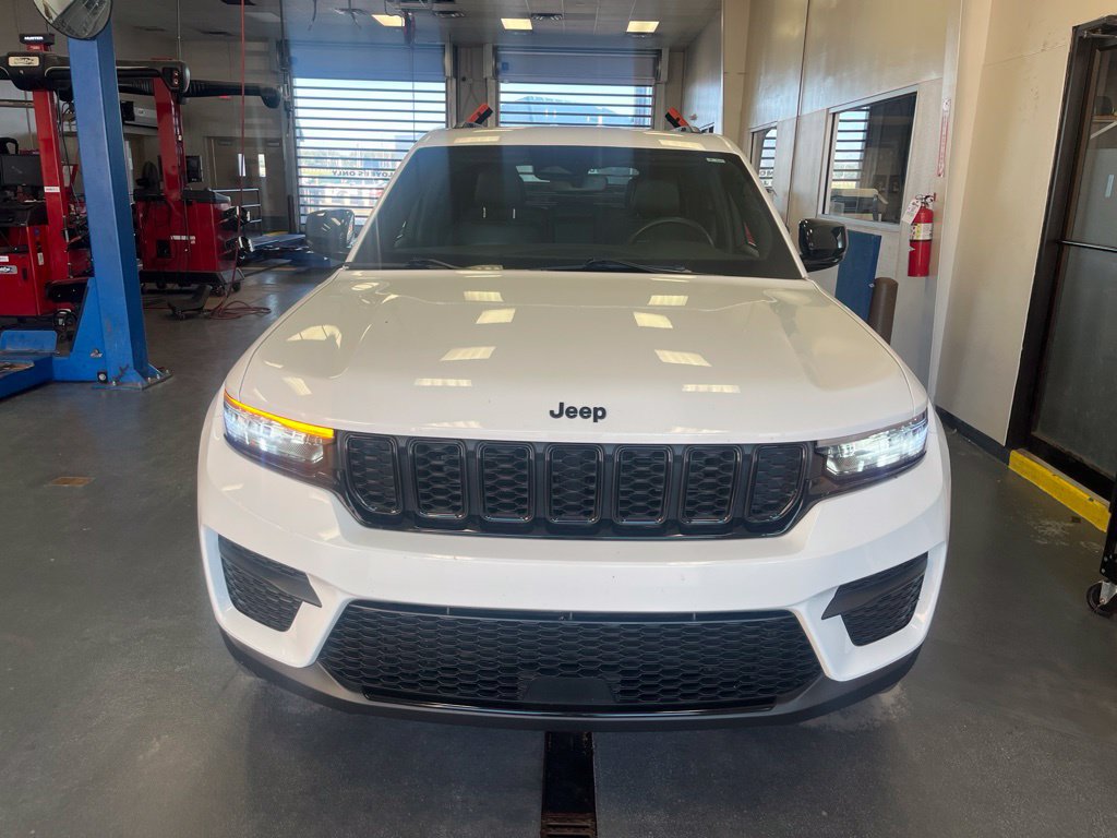 Used 2024 Jeep Grand Cherokee Altitude AWD/4WD image 8