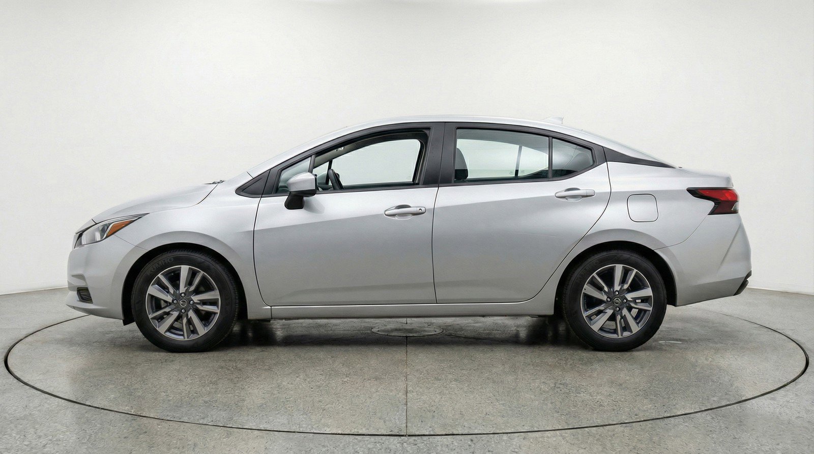 Used 2025 Nissan Versa SV FWD image 5
