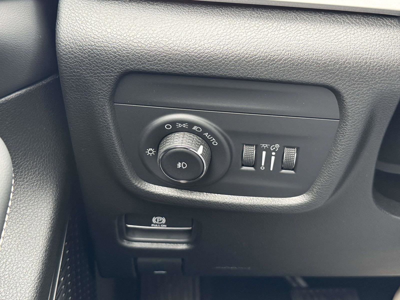 Used 2023 Jeep Grand Cherokee Limited AWD/4WD image 24