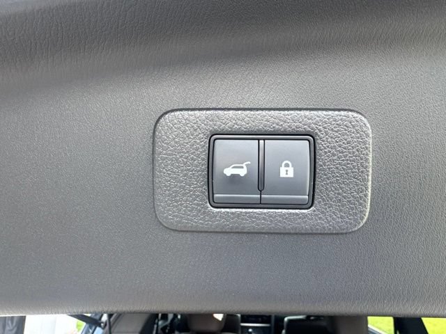 Used 2024 Nissan Armada Platinum w/ Captain's Chairs Package RWD image 18
