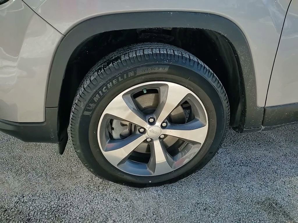 Used 2019 Jeep Cherokee Limited image 18