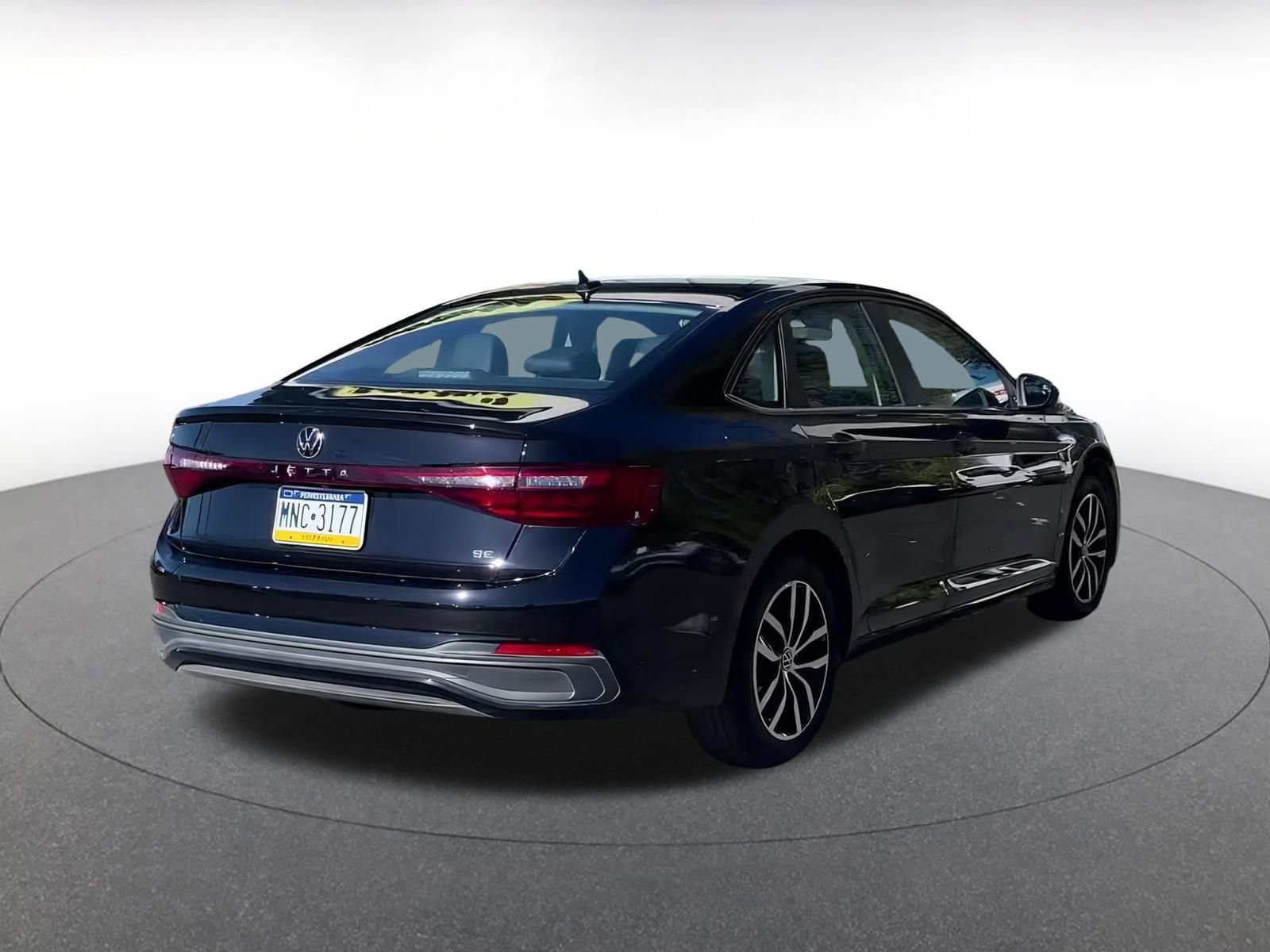 Used 2025 Volkswagen Jetta SE image 14