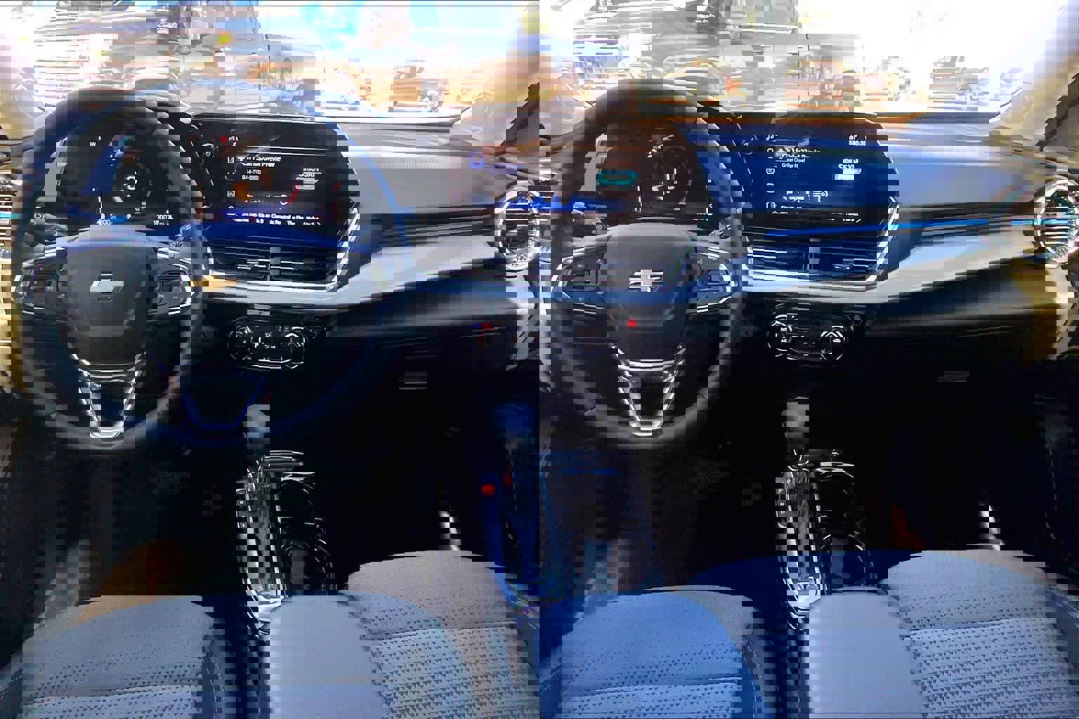 Certified 2025 Chevrolet Trax LT w/ Driver Confidence Package image 16