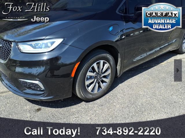 Used 2023 Chrysler Pacifica Touring-L FWD image 5
