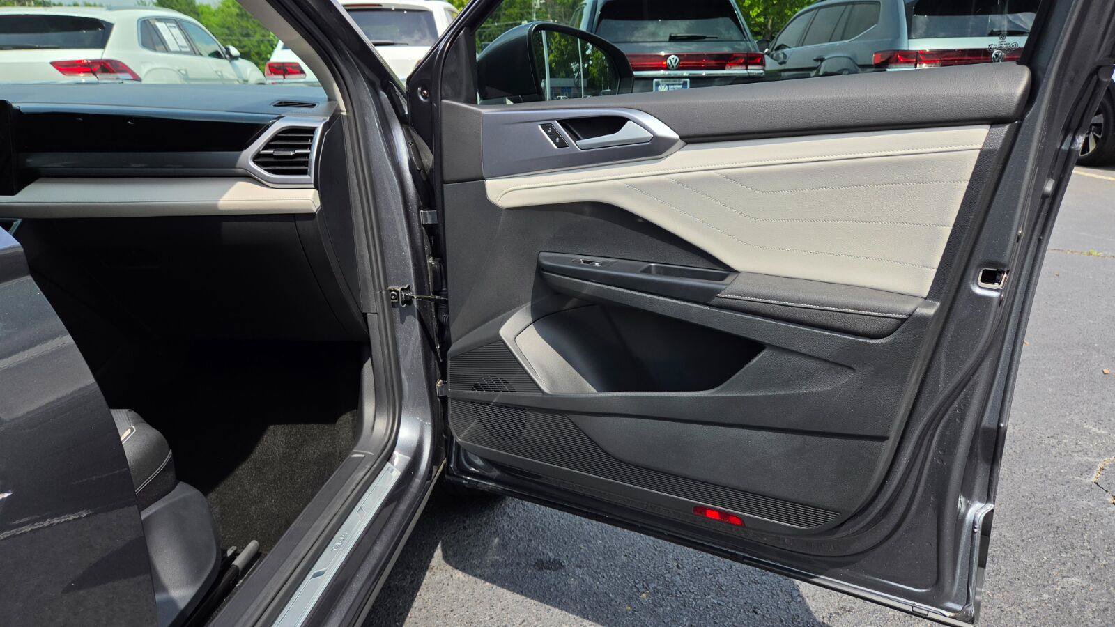 Certified 2025 Volkswagen Taos SEL AWD/4WD image 50