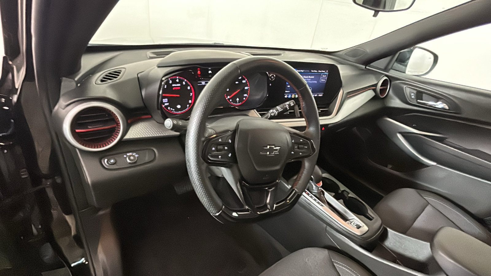 Used 2025 Chevrolet Trax RS w/ Sunroof Package FWD image 17