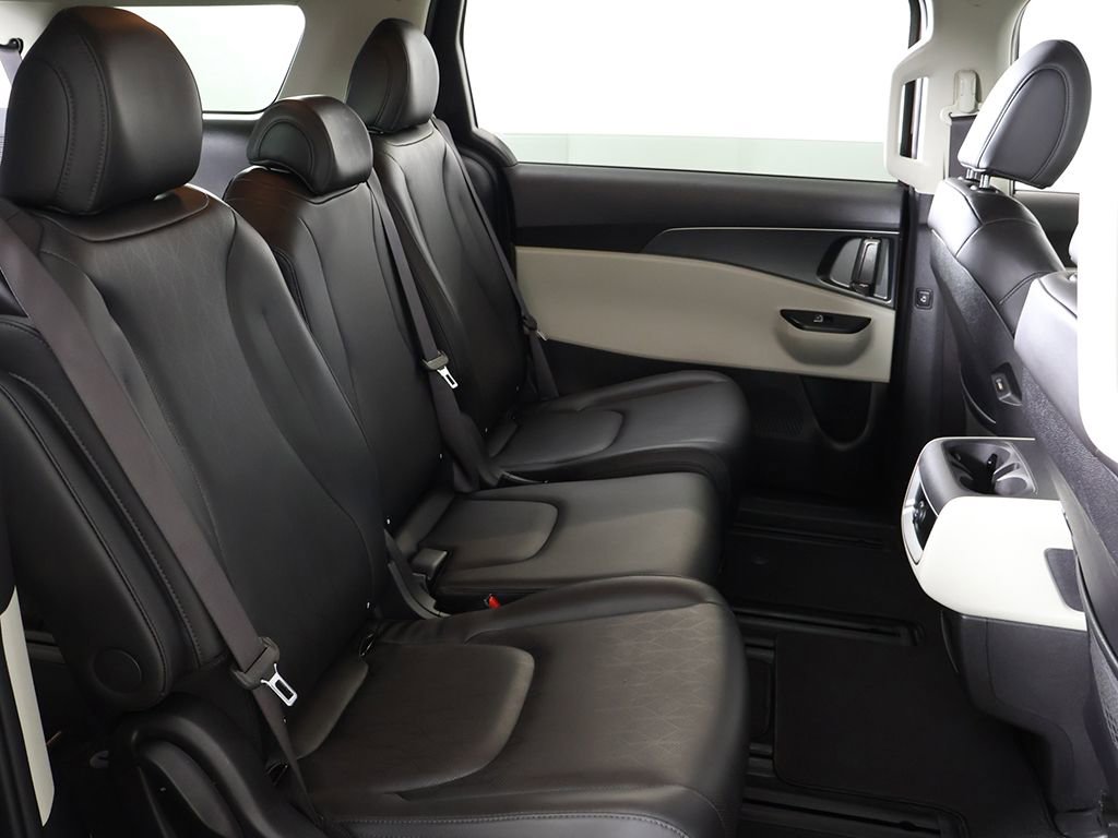 Used 2023 Kia Carnival LX image 35