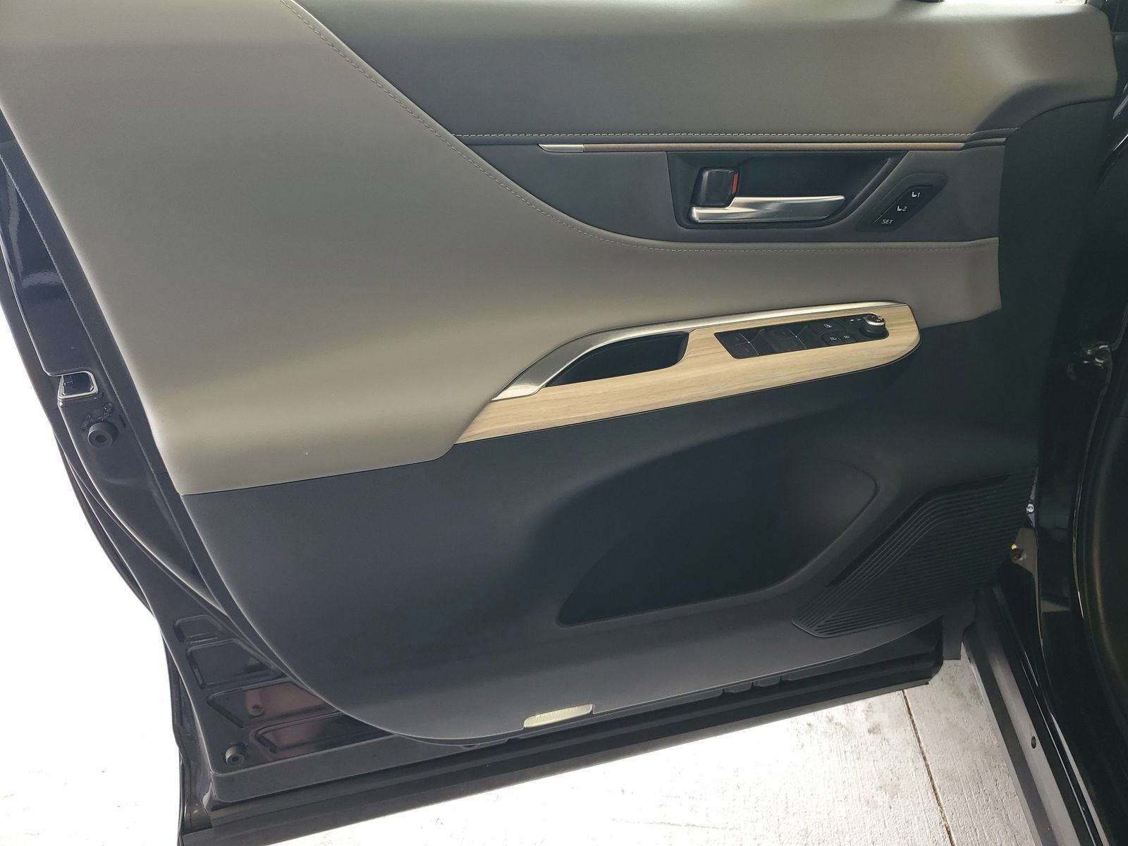 Used 2021 Toyota Venza XLE w/ Carpet Mat Package (TMS) image 8