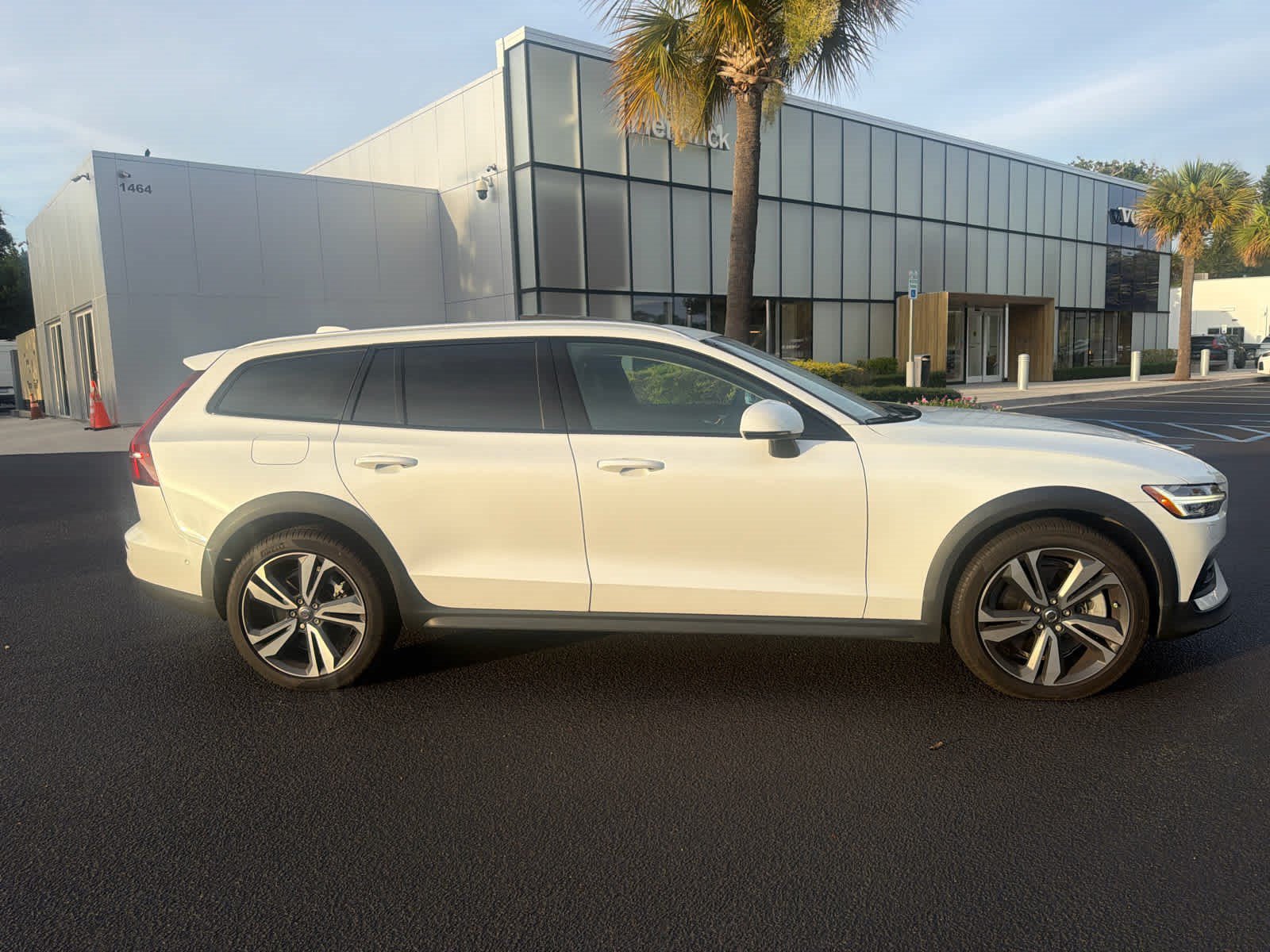 Used 2024 Volvo V60 B5 Cross Country Plus w/ Protection Package Premier AWD/4WD image 26
