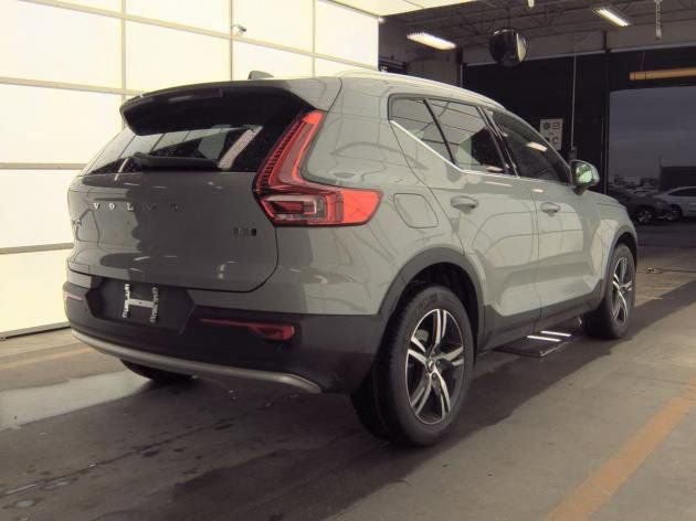Used 2025 Volvo XC40 B5 Core AWD/4WD image 3