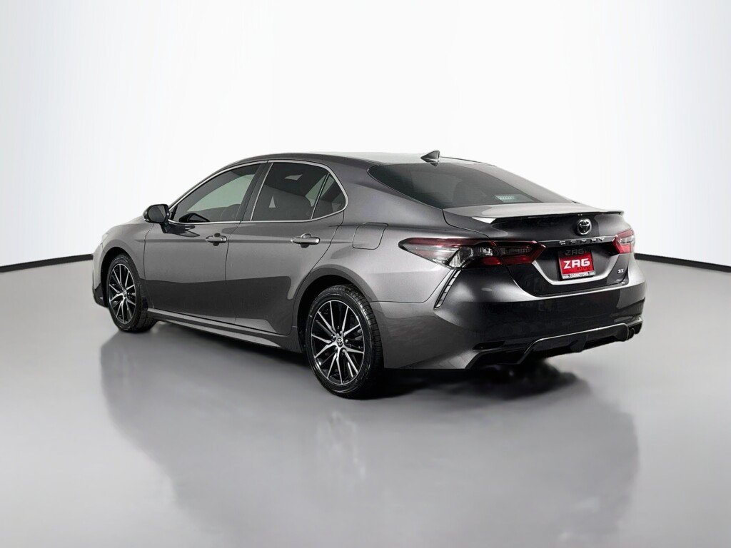 Used 2022 Toyota Camry SE FWD image 3