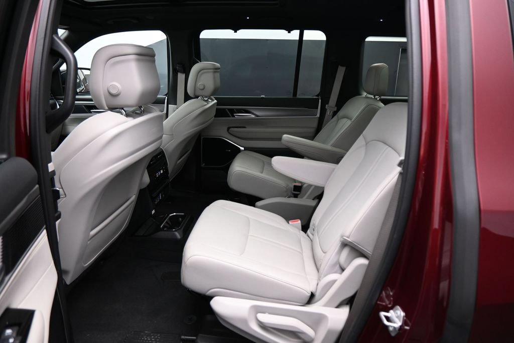 Used 2025 Jeep Wagoneer Series III w/ Premium Group I AWD/4WD image 24