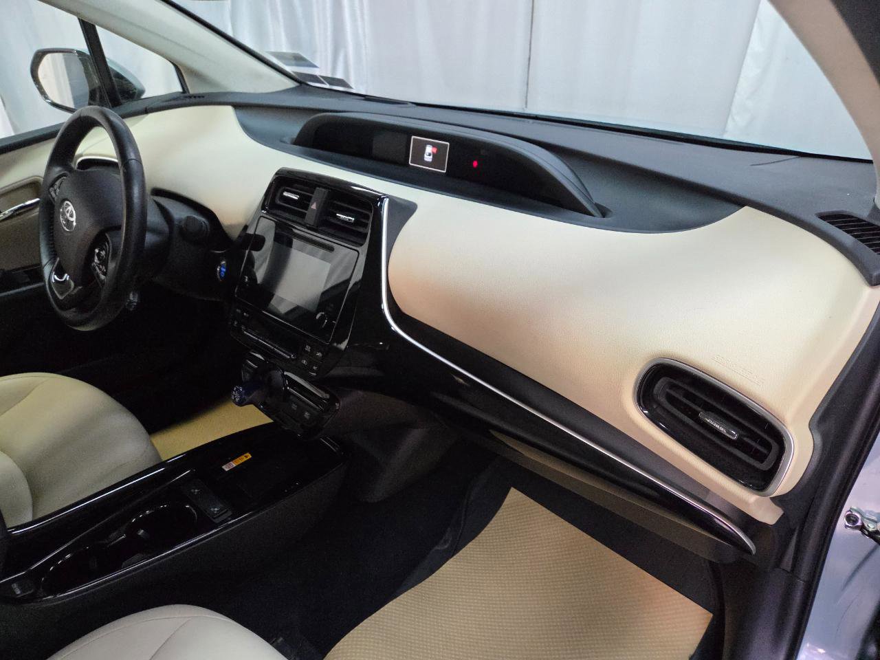 Used 2019 Toyota Prius XLE w/ Advanced Technology Package image 18