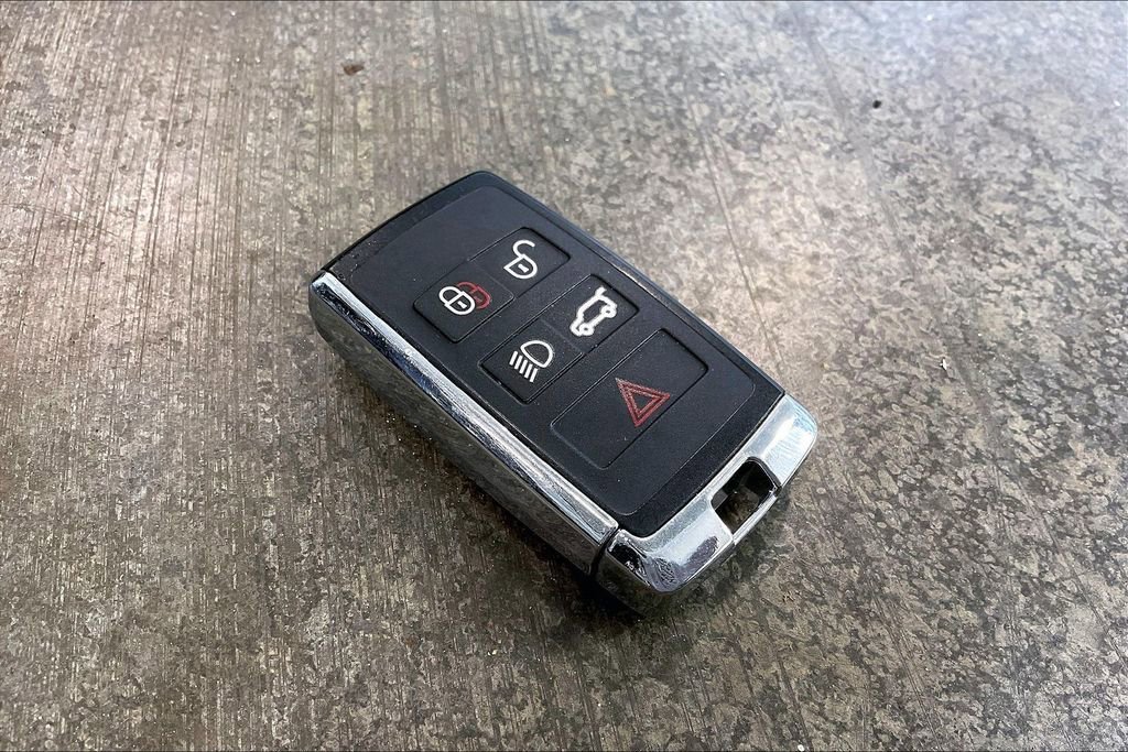 Used 2024 Jaguar E-PACE R-Dynamic SE image 11