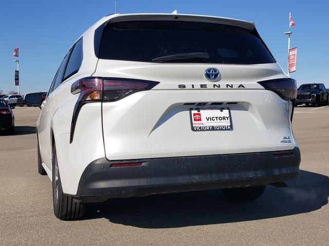 Used 2024 Toyota Sienna XLE FWD image 8