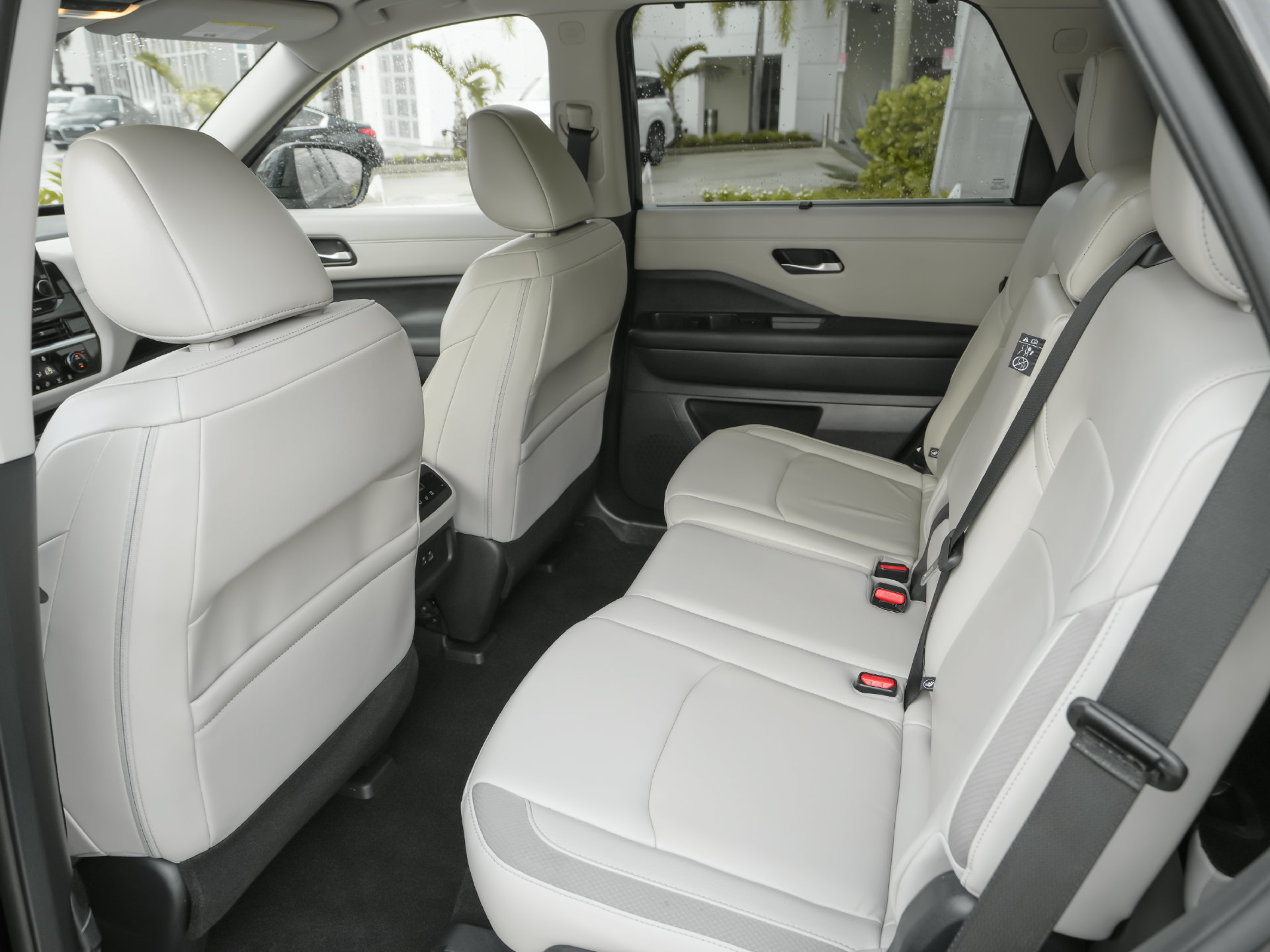 Used 2025 Nissan Pathfinder SL FWD image 6