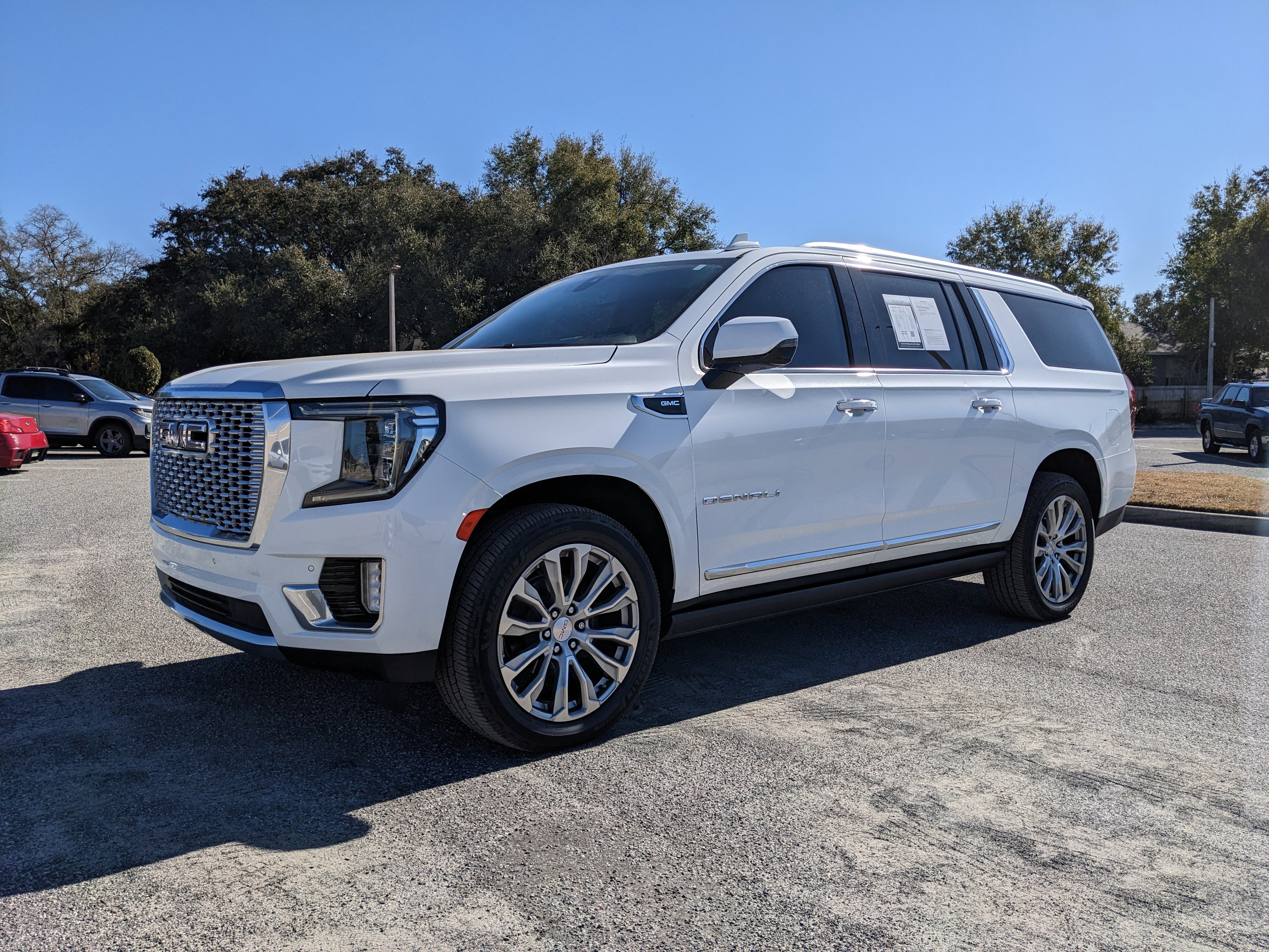 Used 2022 GMC Yukon XL Denali image 1