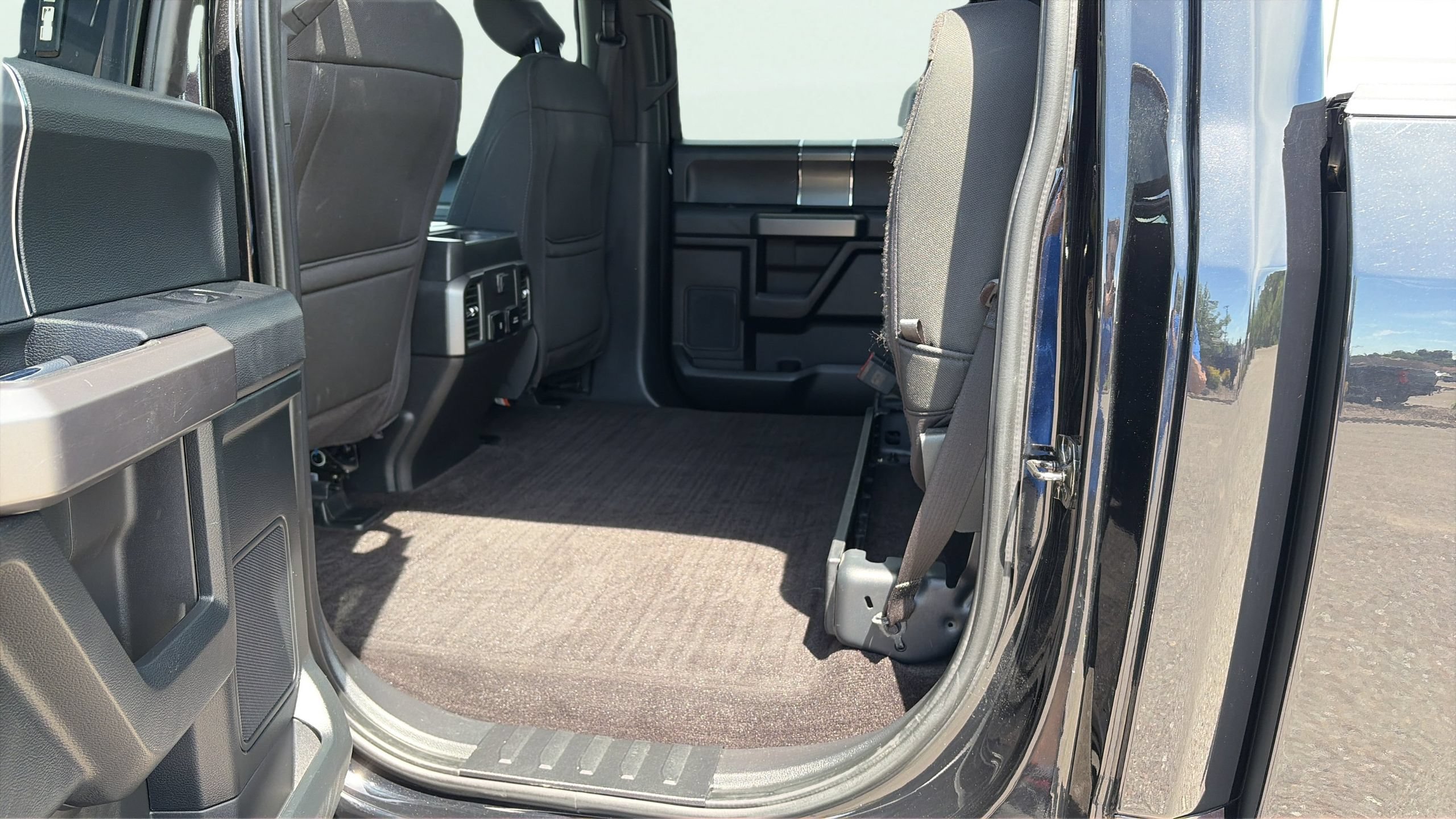 Used 2019 Ford F150 XLT w/ Equipment Group 302A Luxury AWD/4WD image 13