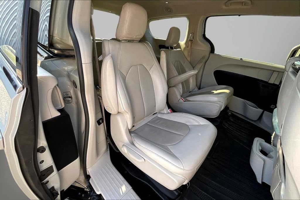 Used 2021 Chrysler Pacifica Touring-L w/ Uconnect Theater Family Group FWD image 25