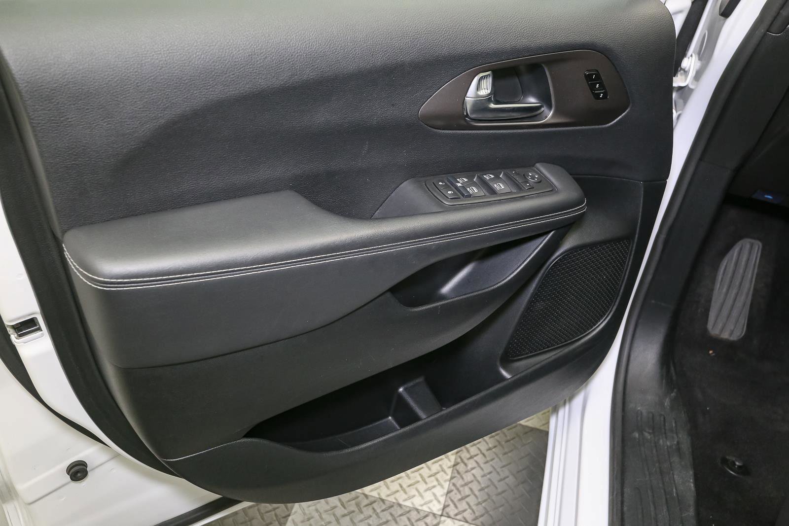 Used 2025 Chrysler Pacifica Select image 42