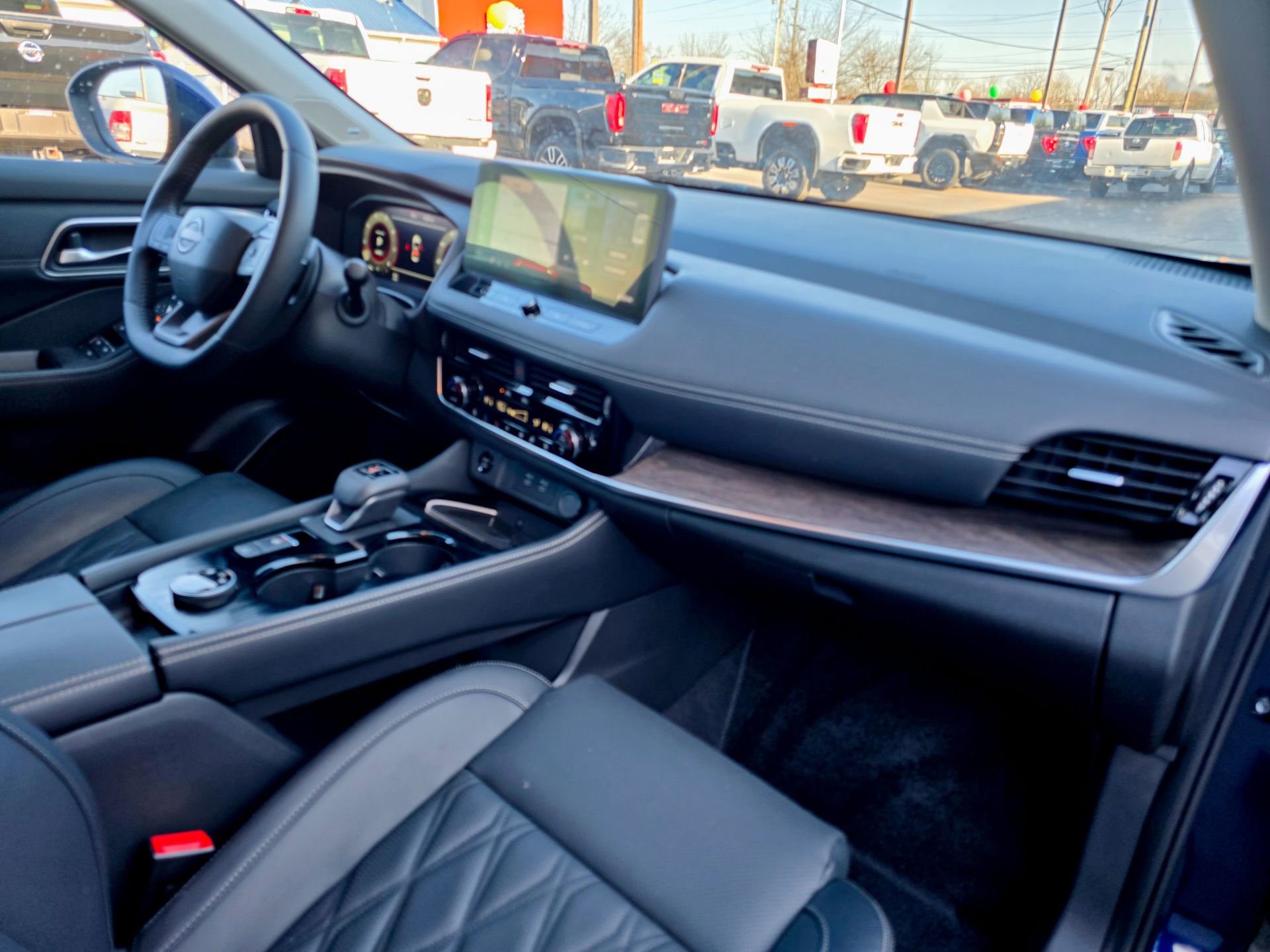 Used 2025 Nissan Rogue Platinum w/ Platinum Premium Package image 7