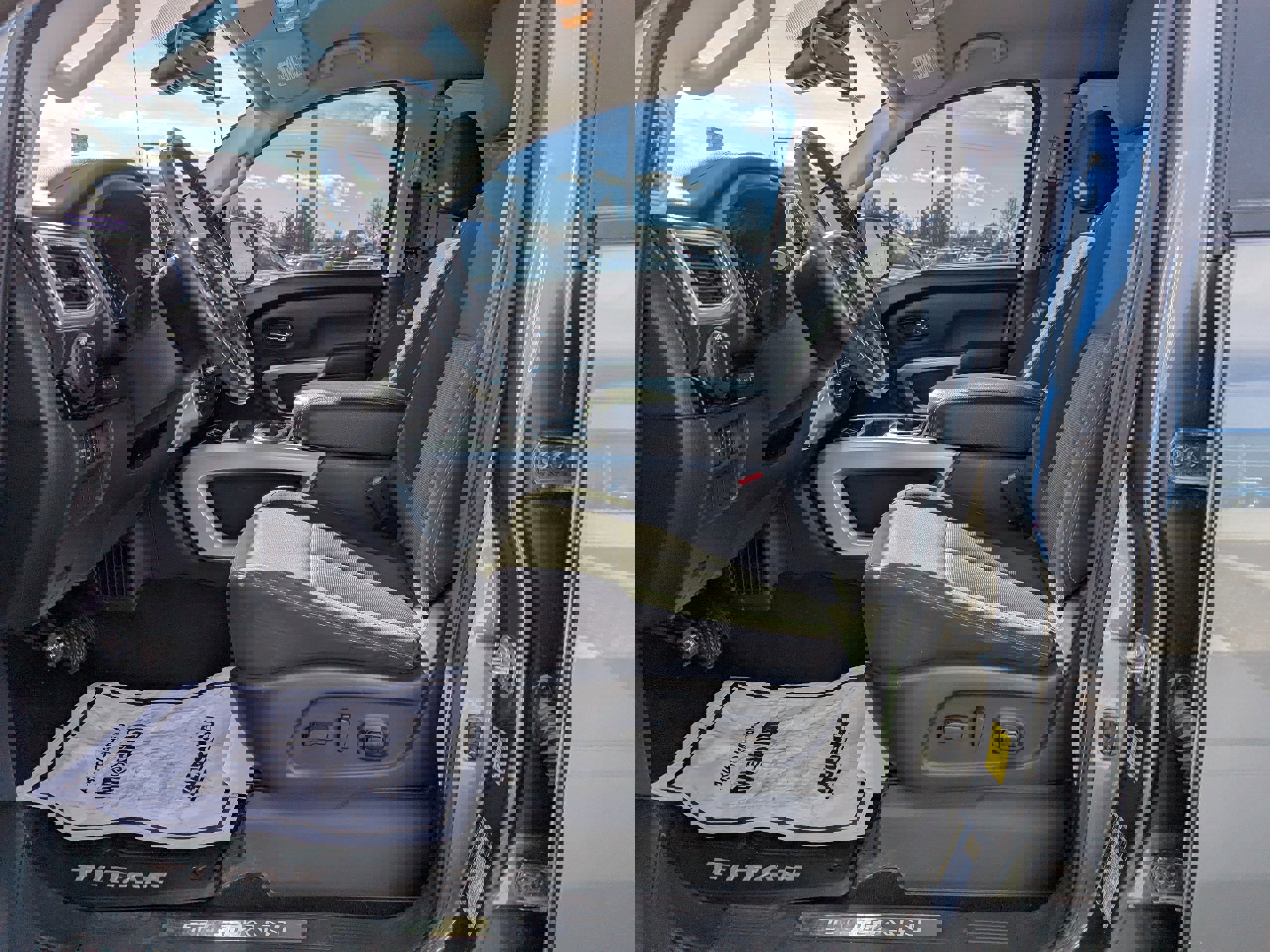 Used 2020 Nissan Titan SV w/ SV Convenience Package image 12