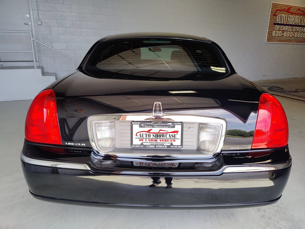 Used 2011 Lincoln Town Car Executive L RWD image 8