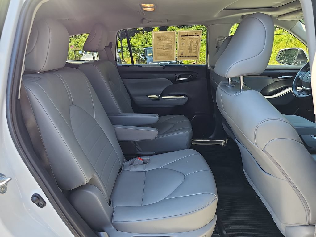 Used 2022 Toyota Highlander XLE AWD/4WD image 28