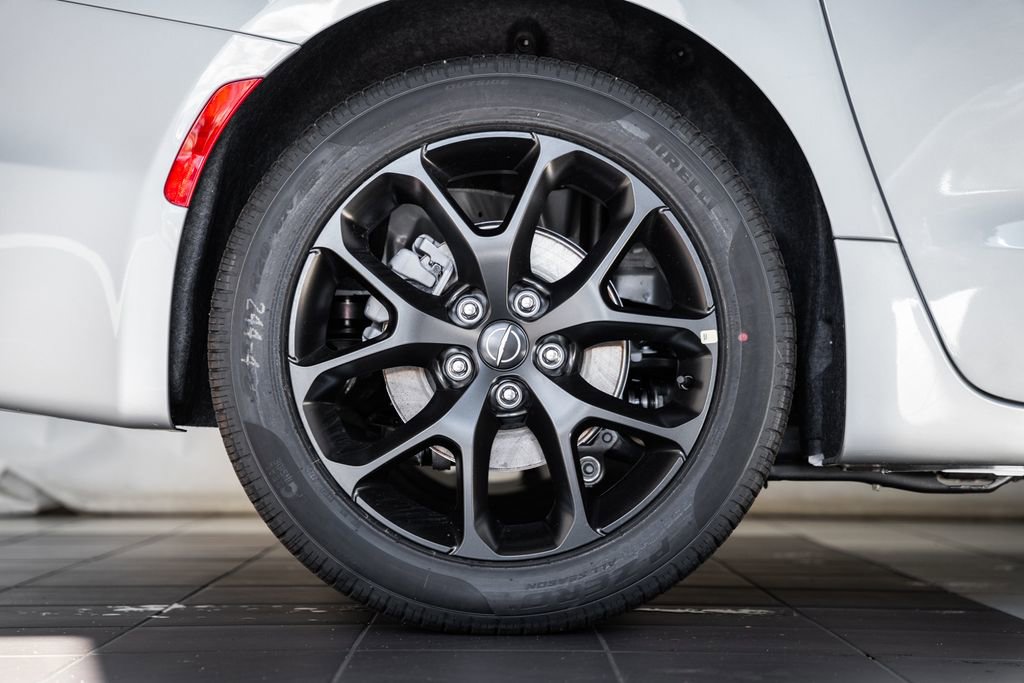 New 2026 Chrysler Pacifica Limited w/ Uconnect Theater Family Group image 17