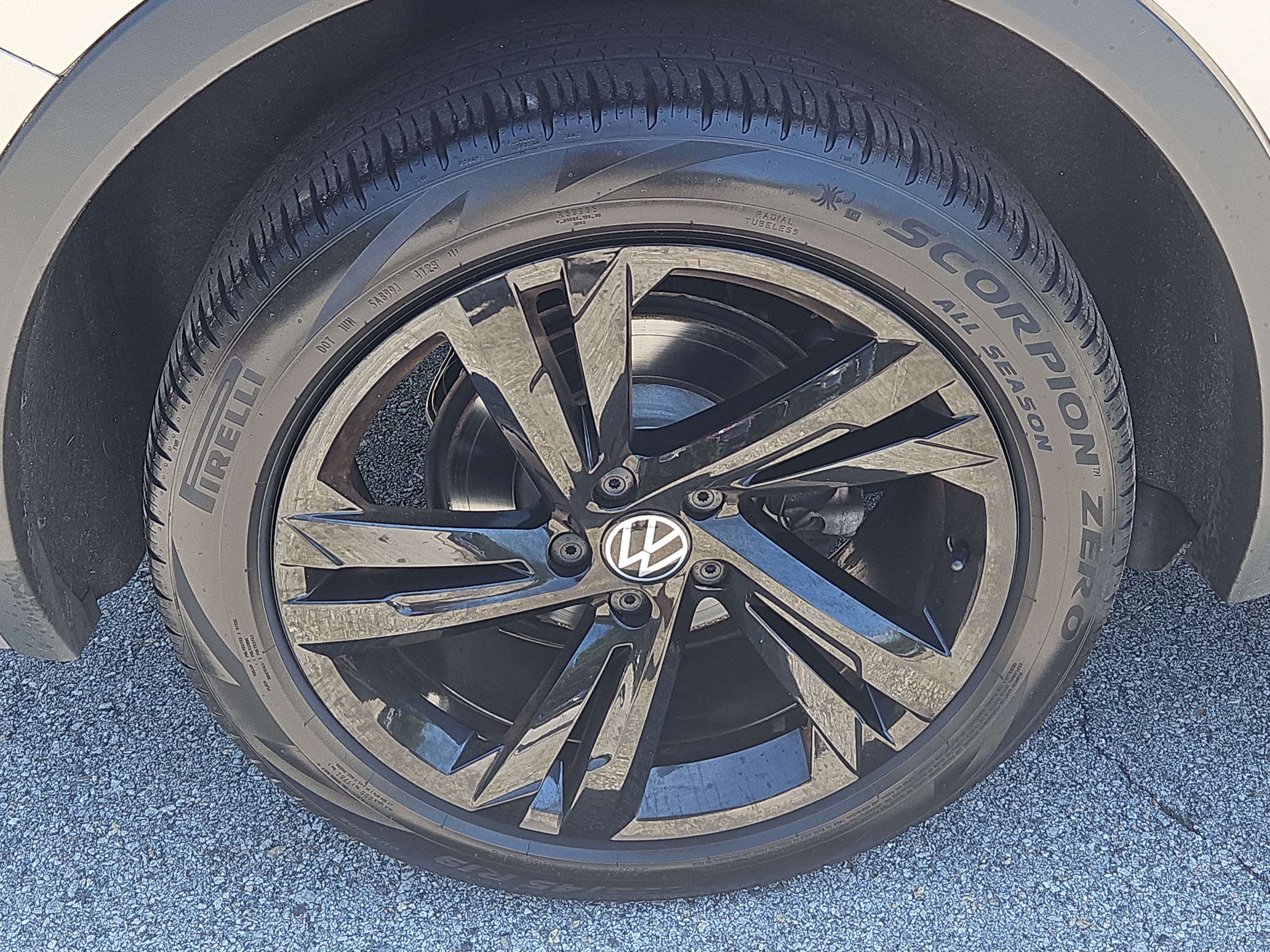 Certified 2024 Volkswagen Tiguan SE R-Line AWD/4WD image 12