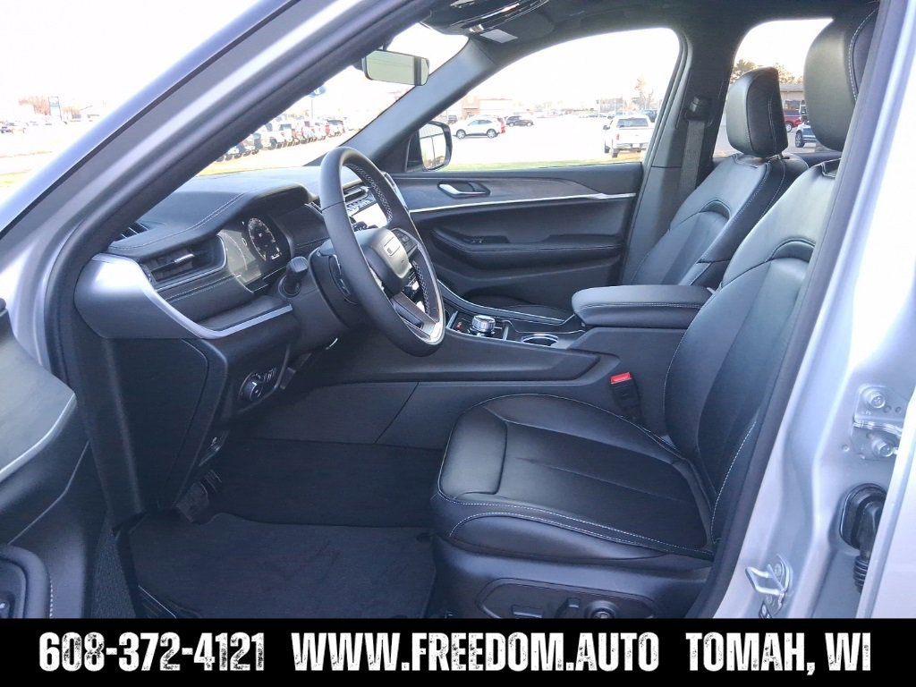 Used 2025 Jeep Grand Cherokee L Limited w/ Trailer Tow Package AWD/4WD image 14