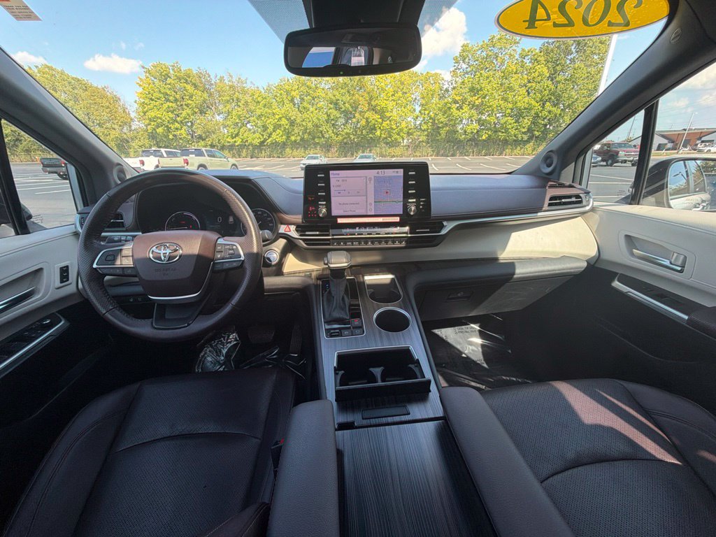 Used 2024 Toyota Sienna Platinum FWD image 12