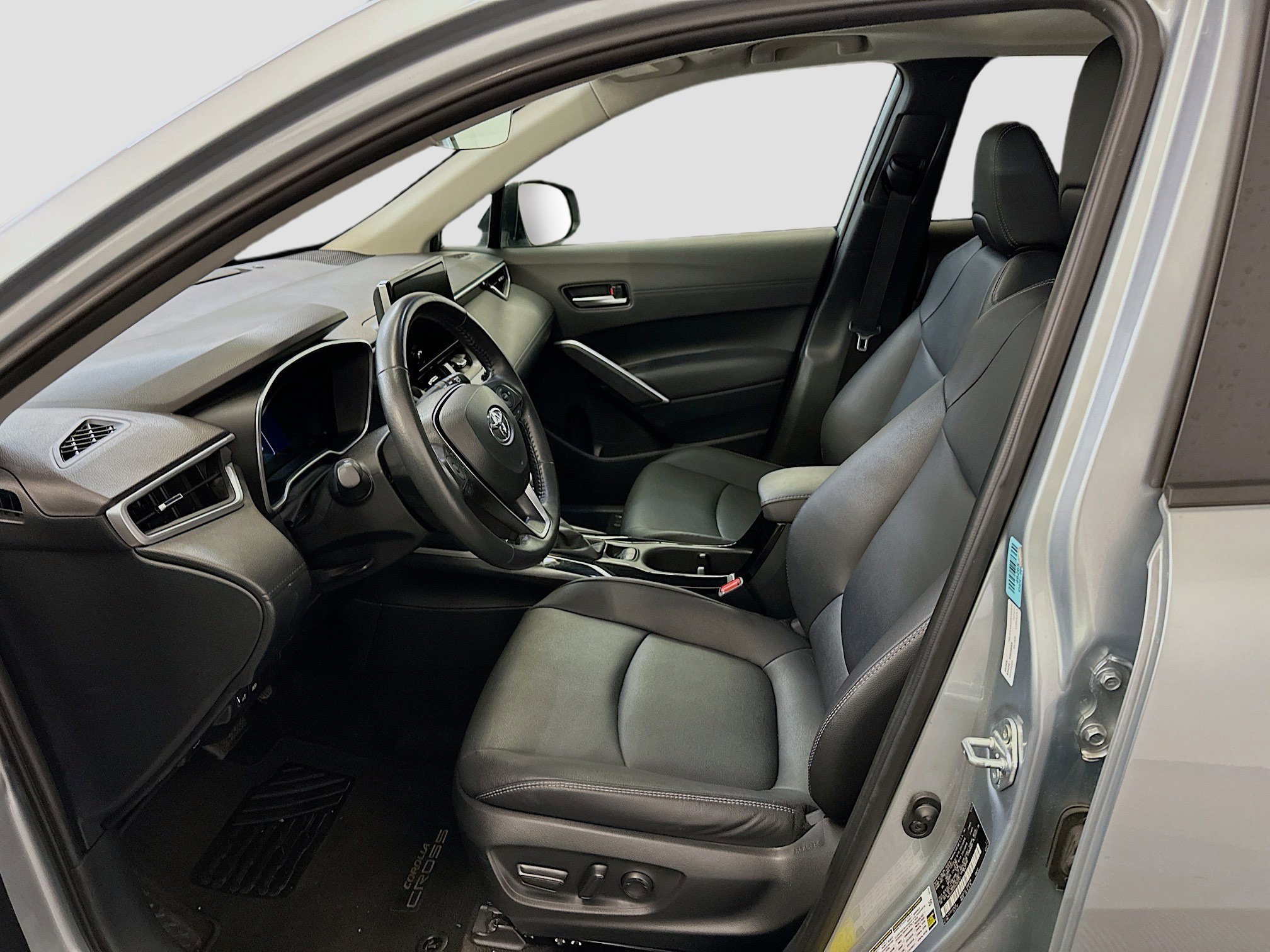 Used 2024 Toyota Corolla Cross XLE w/ Convenience Package image 13