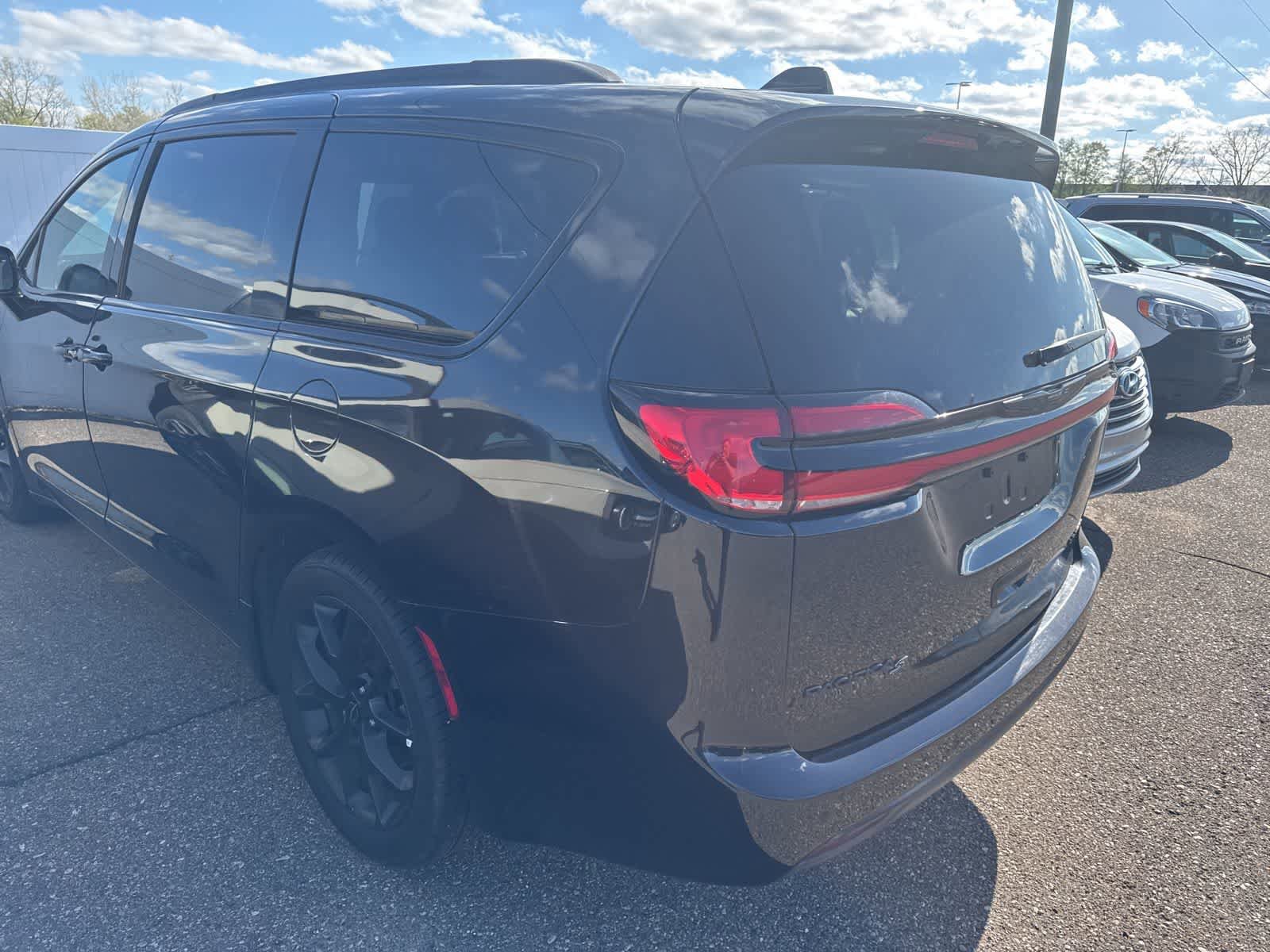 Used 2025 Chrysler Pacifica Limited FWD image 13