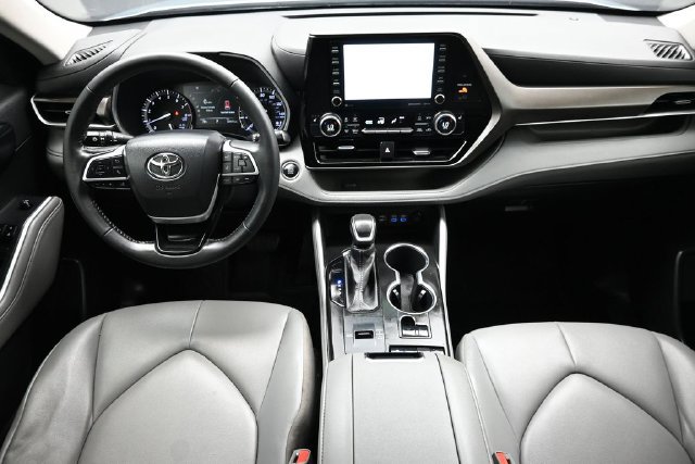 Used 2022 Toyota Highlander XLE FWD image 11