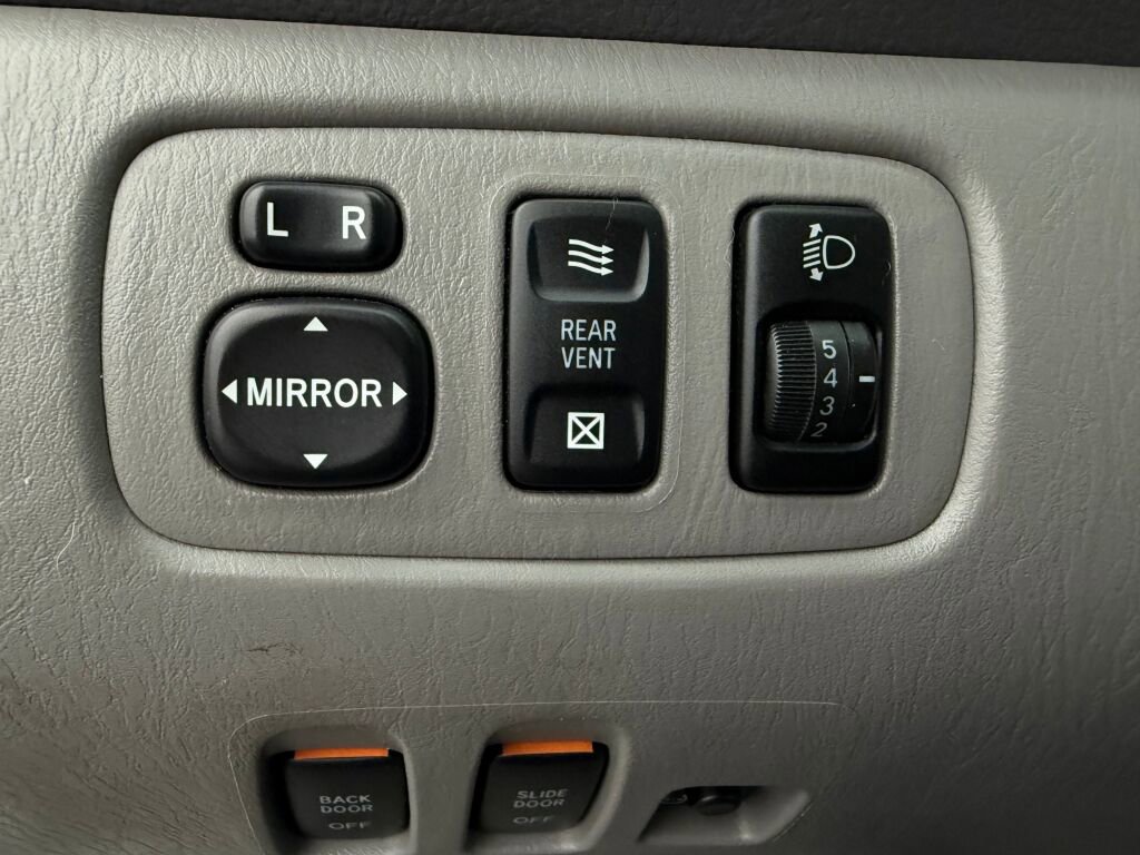 Used 2005 Toyota Sienna XLE Limited image 17