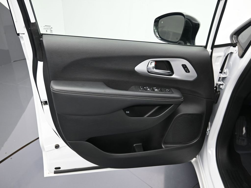 Used 2024 Chrysler Pacifica Select image 10