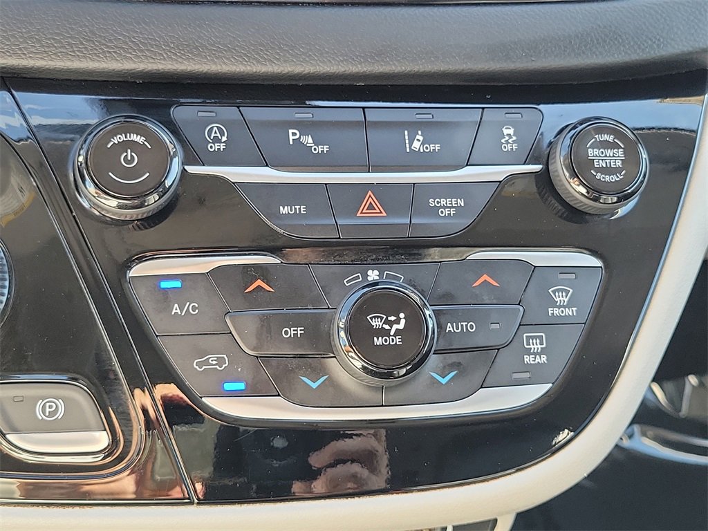 Used 2024 Chrysler Pacifica Touring-L image 12