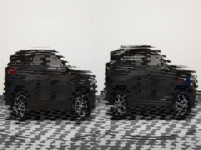 Used 2024 GMC Terrain SLT image 2