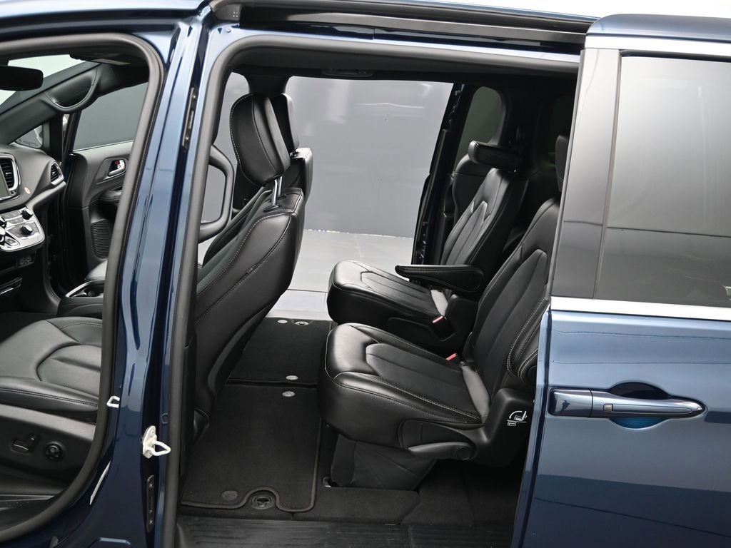 Used 2025 Chrysler Pacifica Select image 12
