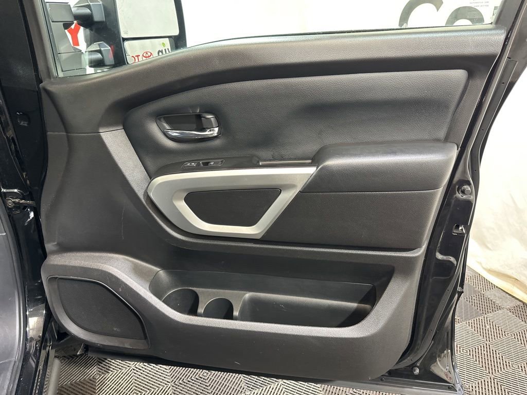 Used 2024 Nissan Titan SV w/ SV Convenience Package image 11