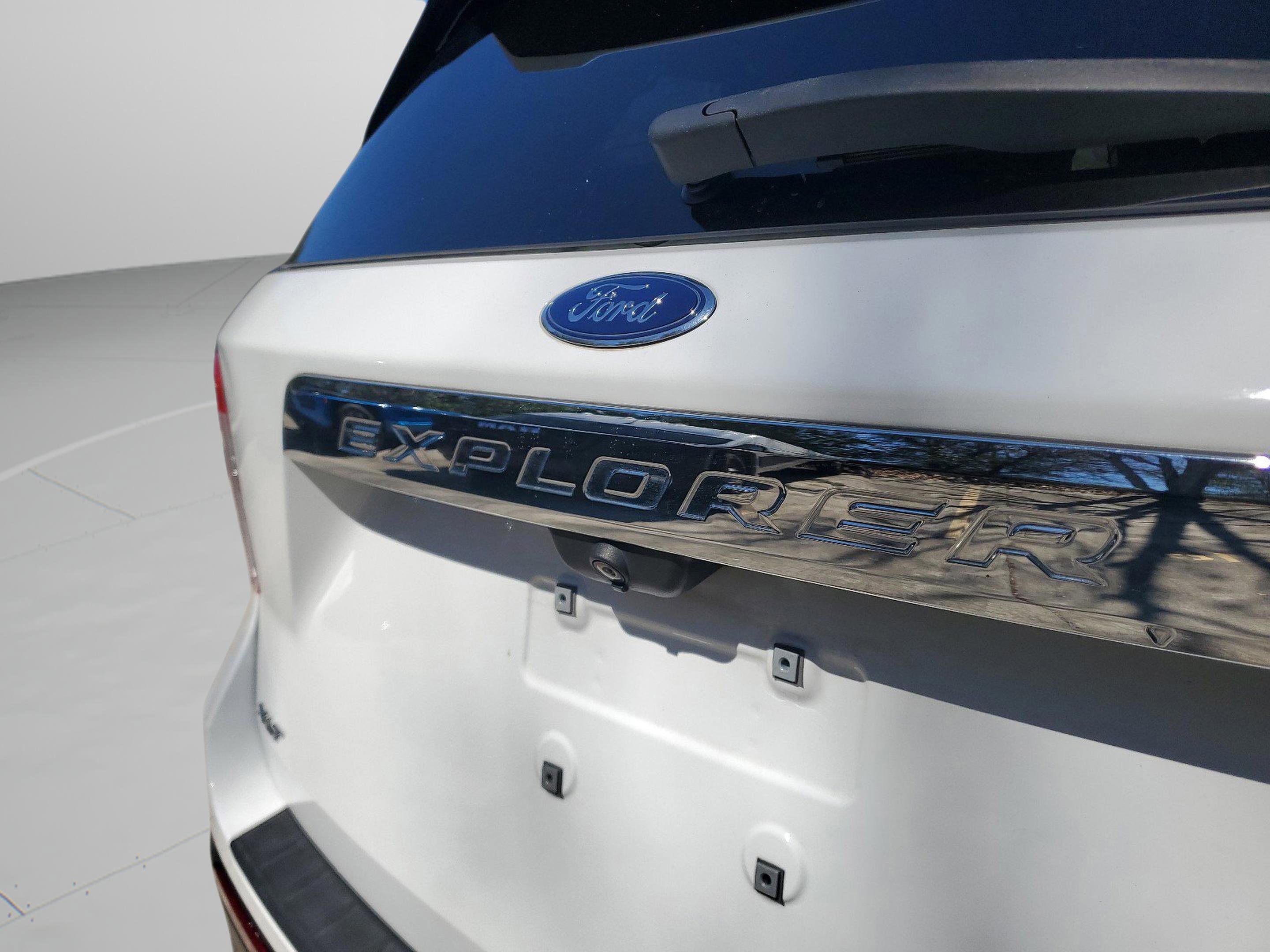 Used 2020 Ford Explorer XLT w/ Equipment Group 202A image 8