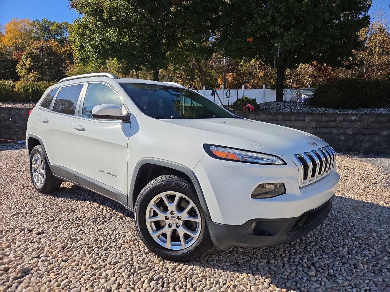 Used 2017 Jeep Cherokee Latitude w/ Comfort & Sound Group AWD/4WD image 25