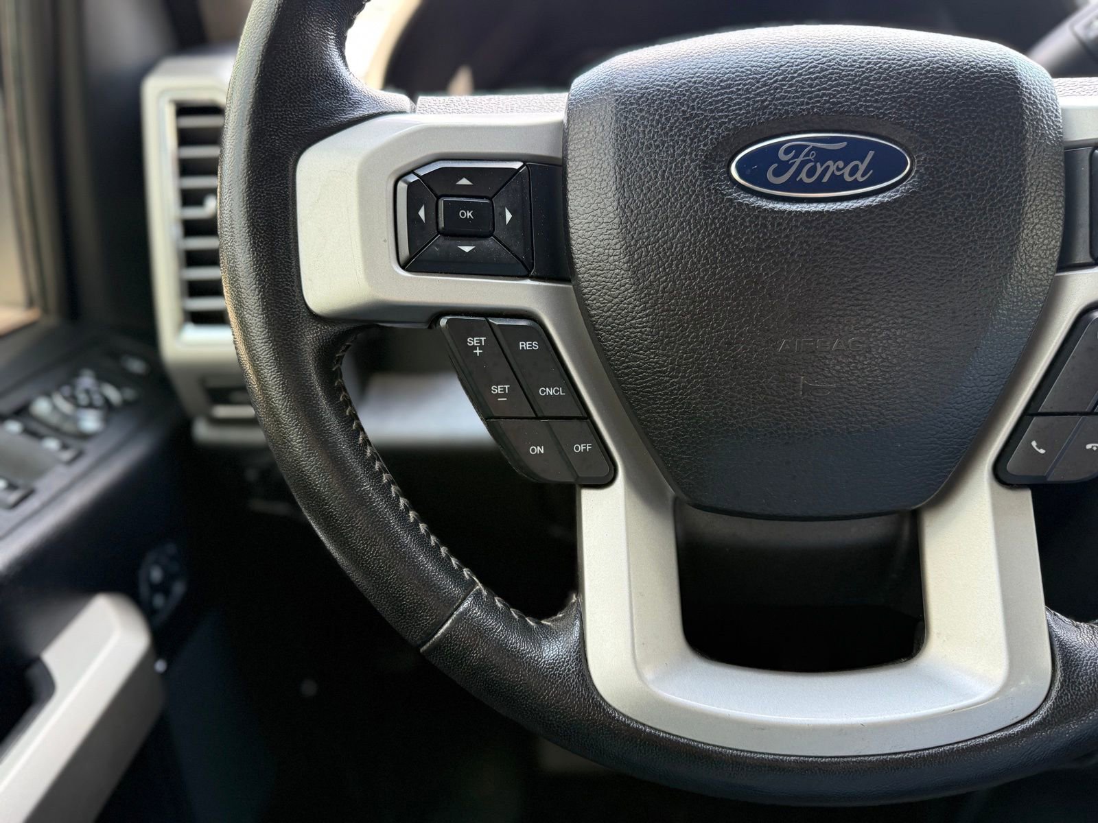 Used 2017 Ford F250 Lariat w/ Lariat Ultimate Package AWD/4WD image 26