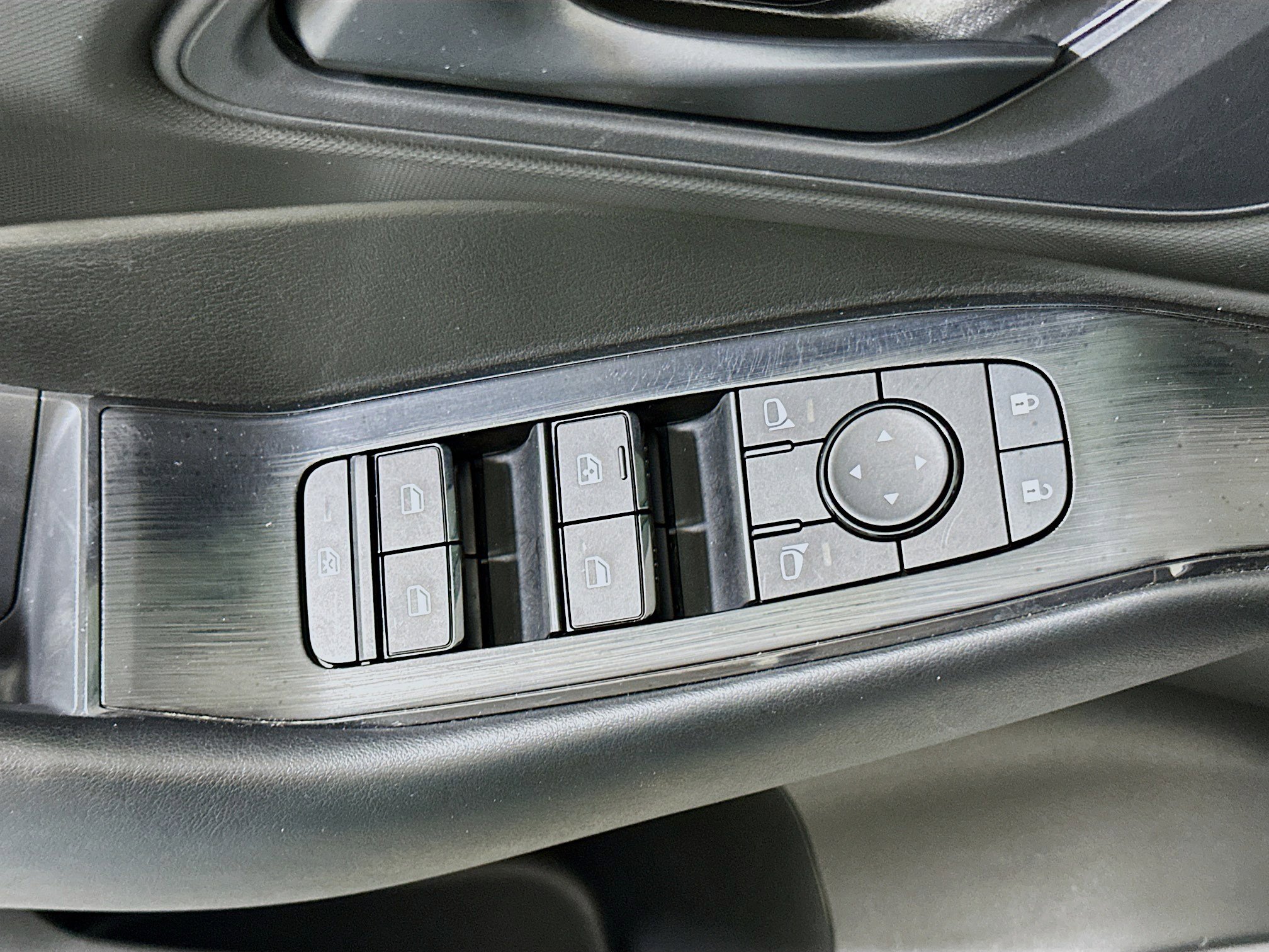 Used 2024 Nissan Rogue S FWD image 15