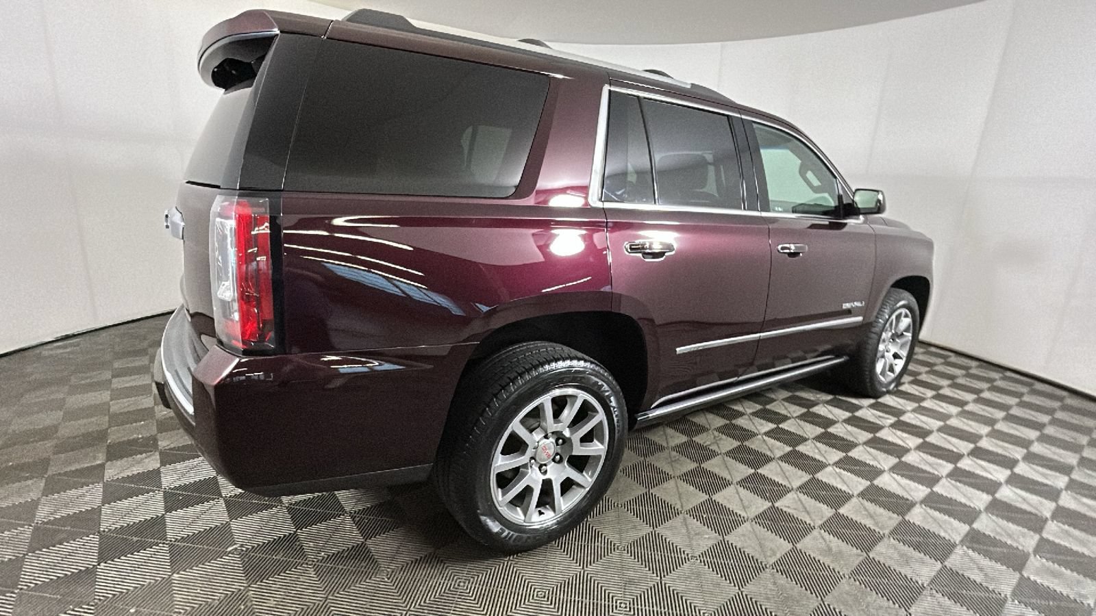 Used 2017 GMC Yukon Denali AWD/4WD image 3